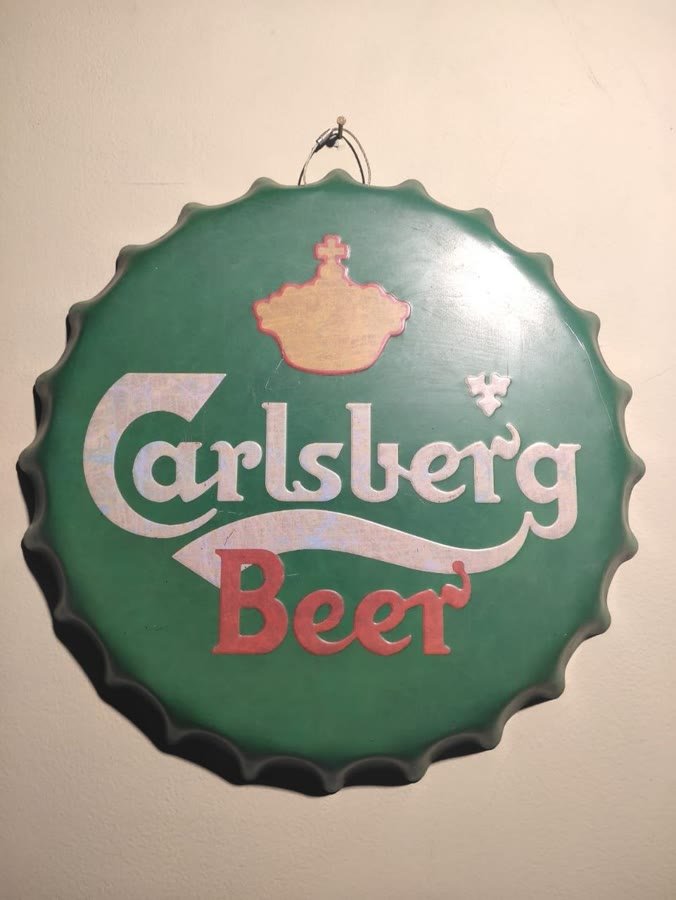 Hiasan Dinding Tutup Botol Carlsberg Raksasa