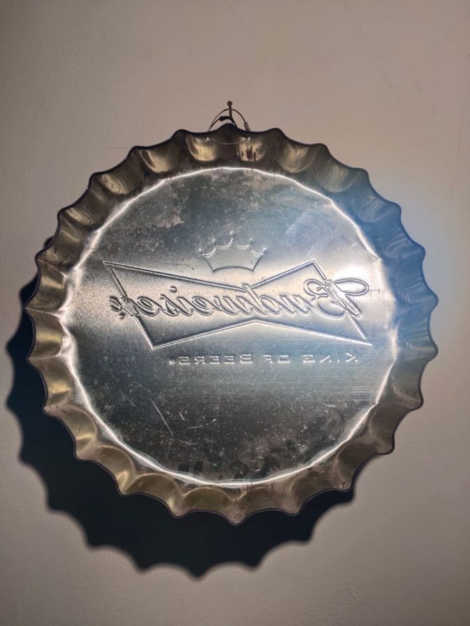 Hiasan Dinding Tutup Botol Budweiser Raksasa