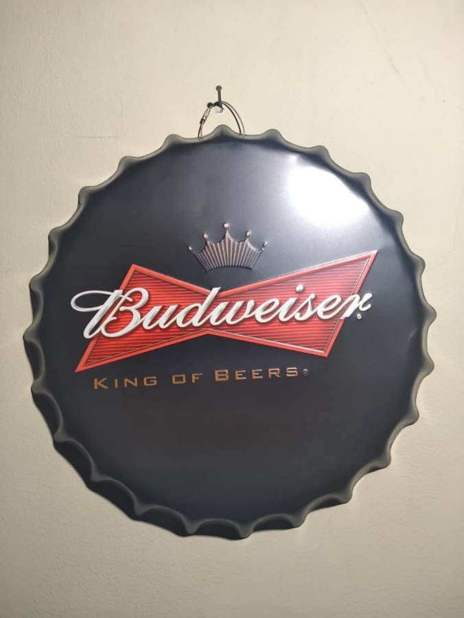 Hiasan Dinding Tutup Botol Budweiser Raksasa