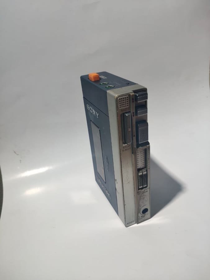 Sony Walkman TPS-L2 dengan bodi aluminium biru metalik dan tombol oranye khas era akhir 70-an