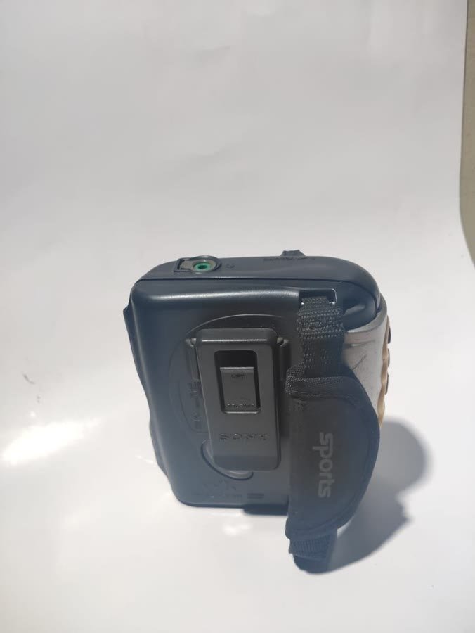 Sony Sports Walkman — Radio Kaset Tuning Digital