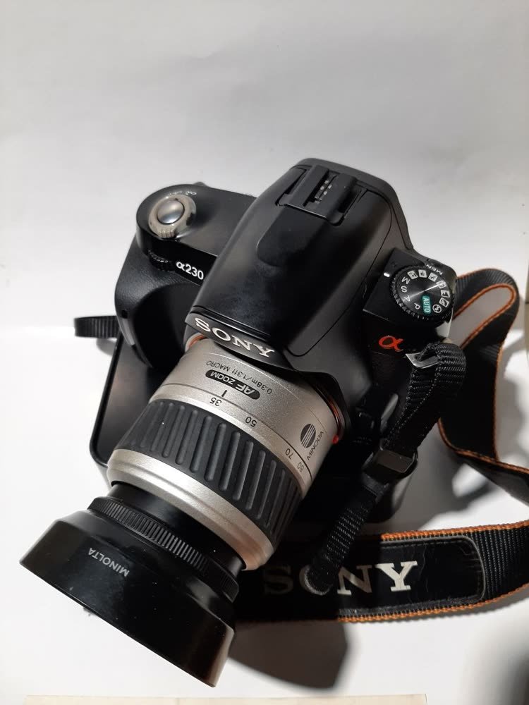 Kamera DSLR Sony Alpha α230 + Lensa Minolta AF Zoom 35–80mm