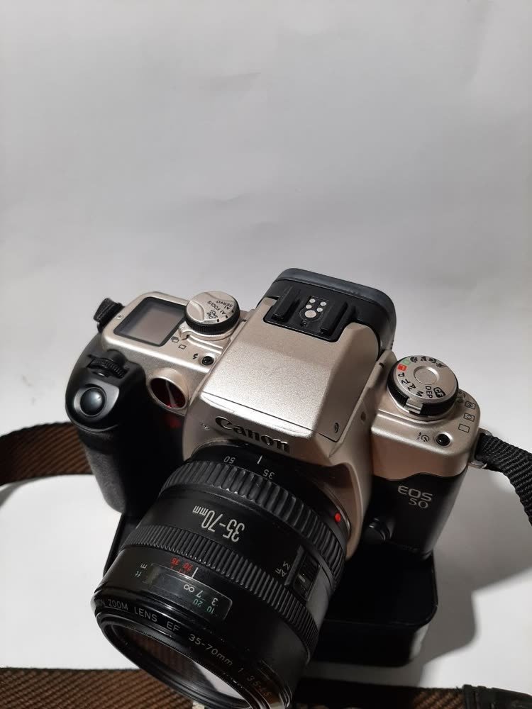 Kamera Analog Canon EOS 50 — Lensa Canon Zoom EF 35–70mm (Quartz Date)