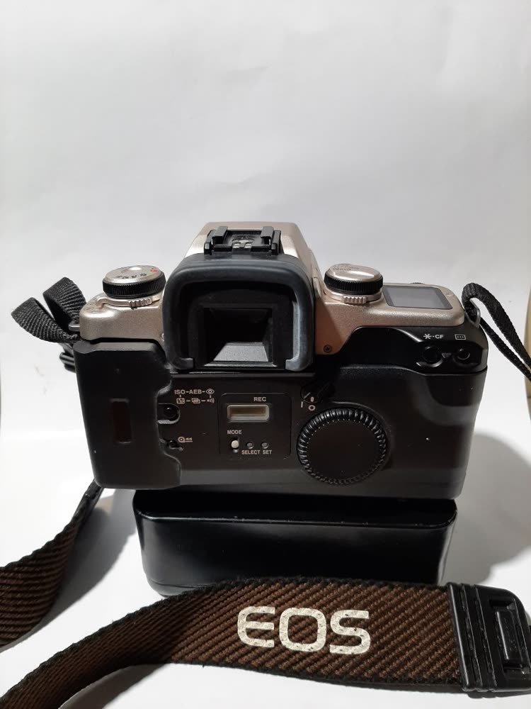 Kamera Analog Canon EOS 50 — Lensa Canon Zoom EF 35–70mm (Quartz Date)