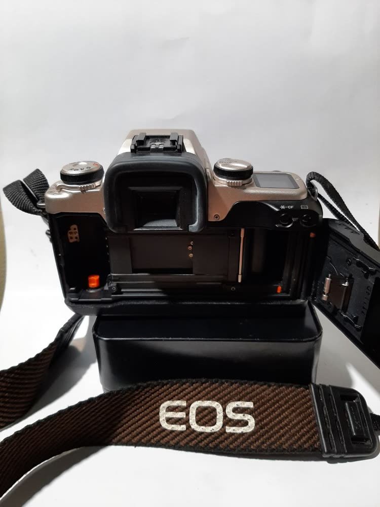 Kamera Analog Canon EOS 50 — Lensa Canon Zoom EF 35–70mm (Quartz Date)