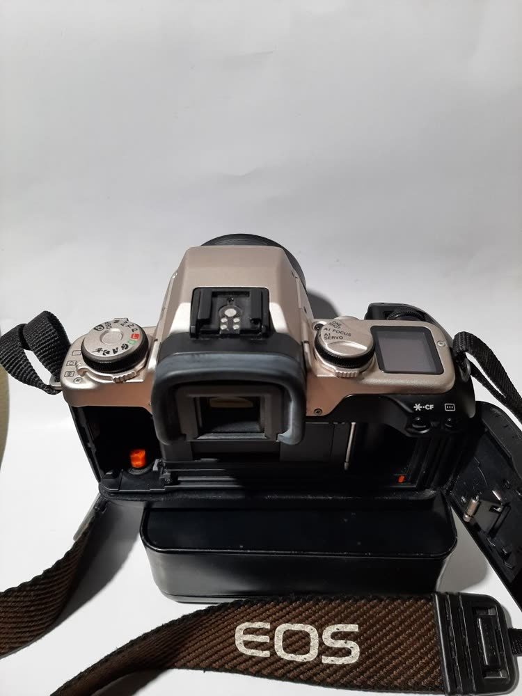 Kamera Analog Canon EOS 50 — Lensa Canon Zoom EF 35–70mm (Quartz Date)