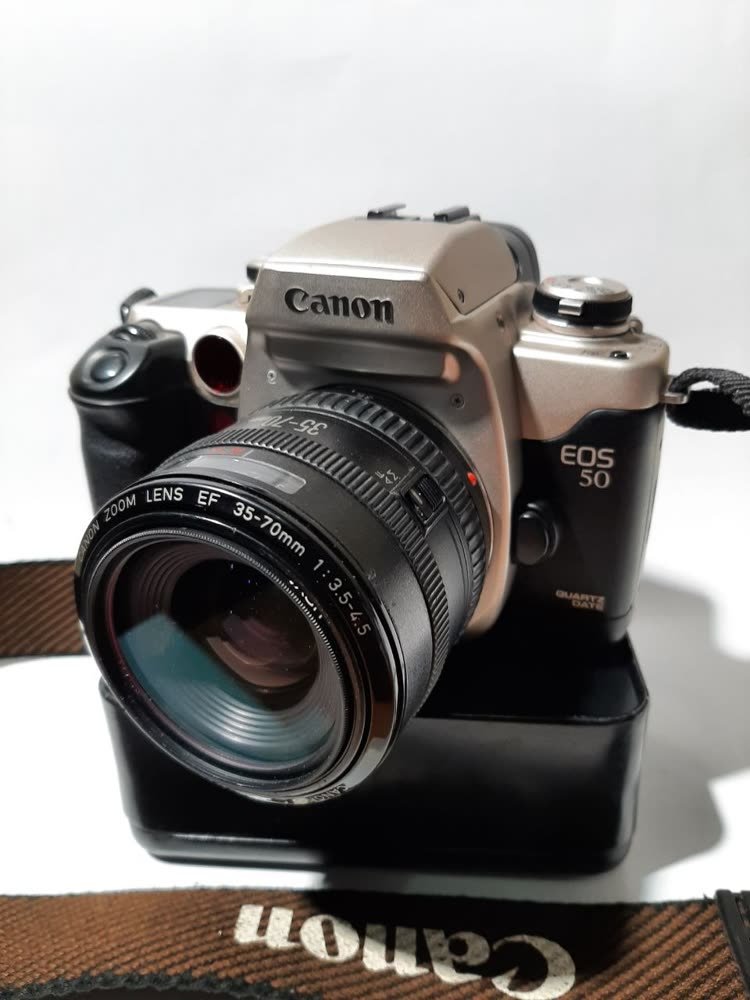 Kamera Analog Canon EOS 50 — Lensa Canon Zoom EF 35–70mm (Quartz Date)