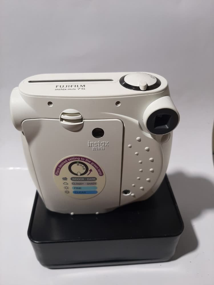 Kamera Instan Fujifilm Instax Mini 7S — Mulus, Bonus Casing Putih