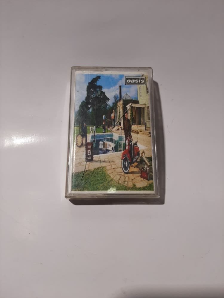 Kaset Oasis Definitely Maybe — album debut yang mengubah musik Inggris 1994