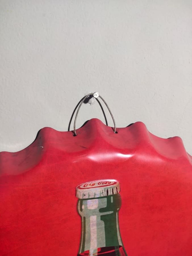 Hiasan Dinding Tutup Botol Coca-Cola Raksasa