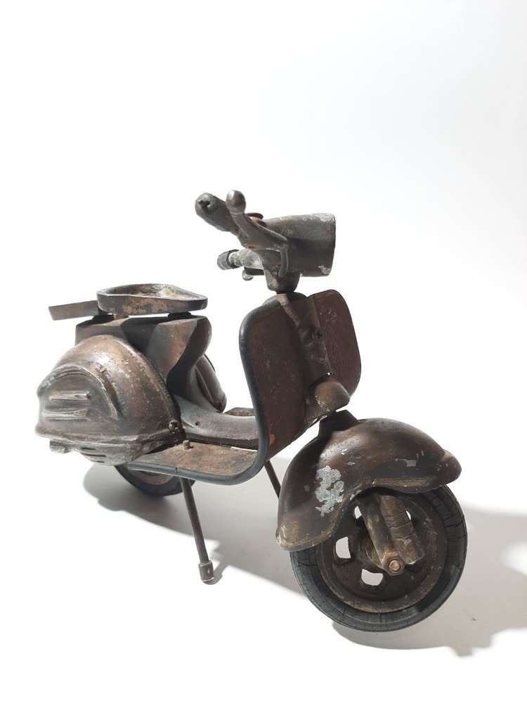 Miniatur Vespa Pajangan — Besi & Tembaga Vintage Rusty