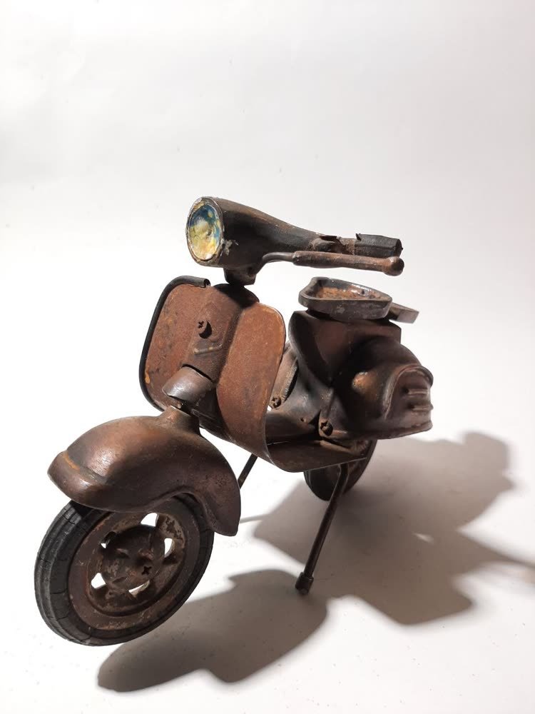 Miniatur Vespa Pajangan — Besi & Tembaga Vintage Rusty